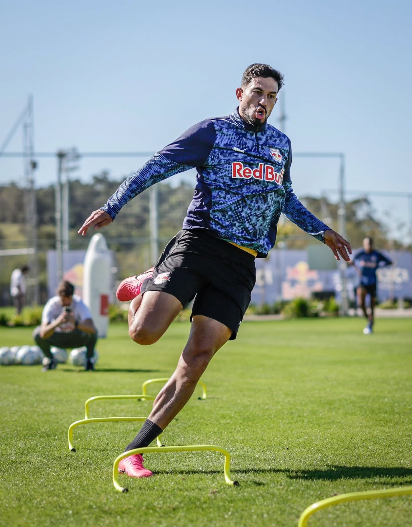 Mais uma semana se iniciando com muito trabalho nesta intertemporada. O @redbullbragantino do nosso zagueiro @pedroh , volta a campo no dia 17, contra o @fluminensefc , pelo @brasileirao 🔴🔵 . 📸: Ari Ferreira | Red Bull Bragantino . . #pecbolsports