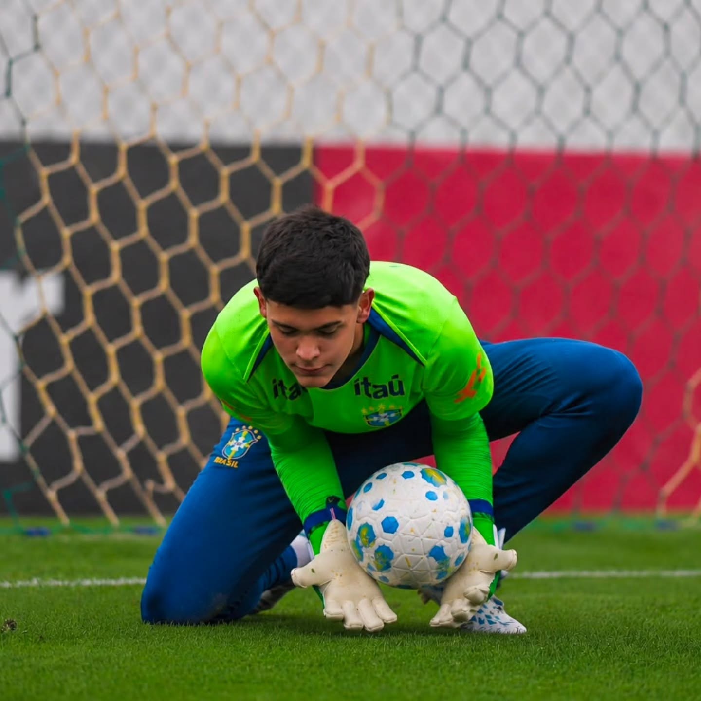 Nosso atleta @vitorgodoy09 em mais uma semana de treinos na Granja Comary, na segunda etapa de preparação para o Mundial, que acontece no fim do ano no Catar. O Brasil está no grupo I que conta com Irlanda, Tanzânia e Costa Rica! 🇧🇷🇧🇷🇧🇷🇧🇷🇧🇷 . . #pecbolsports