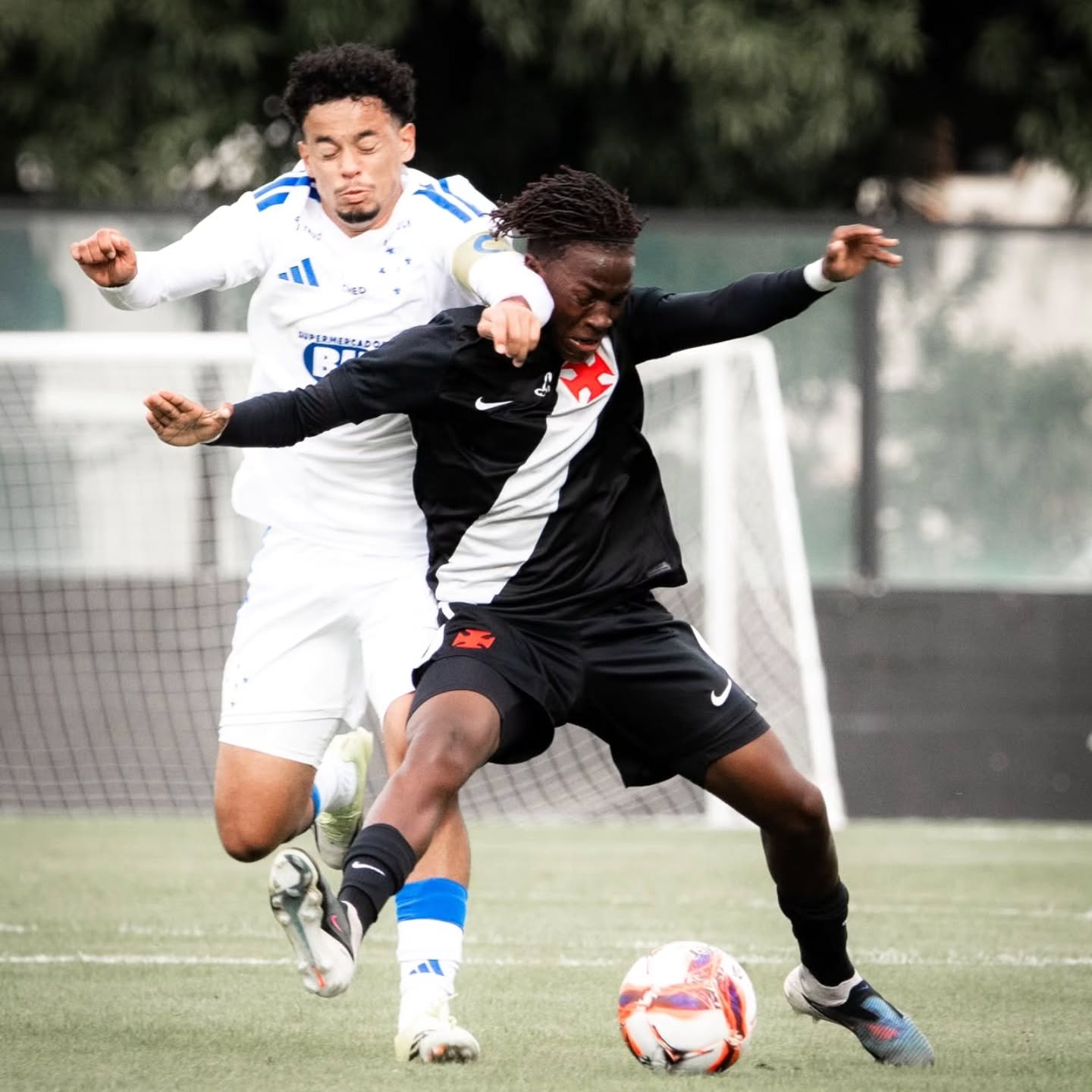 Classificado! O @vascodagama revertou o placar do jogo de ida e garantiu a classificação às semifinais do Brasileiro sub20. Parabenizamos o Gigante da Colina e nossos atletas @leofelix_08 e @lfelipe08_ pela grande partida! ⚪⚫🔝 . . #pecbolsports
