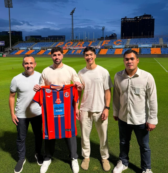 Negócio concluído com sucesso. 🤝 Temos o orgulho de anunciar a transferência do atleta @carlos_jatoba , ex-Daegu FC 🇰🇷, para o Port FC 🇹🇭. Desejamos muito sucesso neste novo desafio e que esta seja apenas a primeira de muitas conquistas na Tailândia. A Pecbol esteve representada, na apresentação, pelo nosso presidente @ricardomello_ . Agradecemos aos nossos parceiros, da @provisionsports_th, @paweepong.ch e @tant.unoficial pela confiança e excelente trabalho realizado em co…