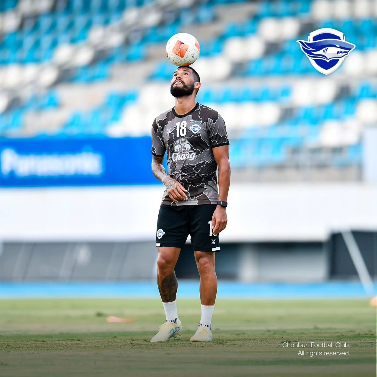 Artilheiro do Rayong, na última temporada, nosso atleta @steniojr_18 também já está em atividade com os novos companheiros do @chonburi_fc_official , sua nova equipe! Sucesso nesta temporada craque! 🇹🇭⚪🔵🔝 . . #pecbolsports