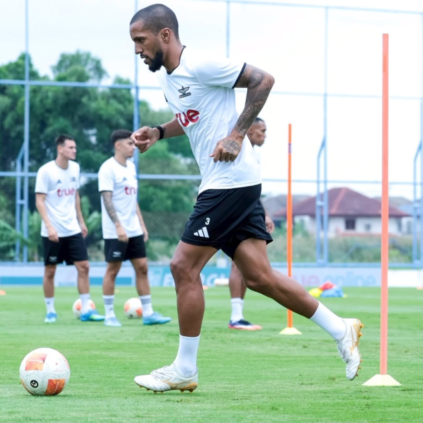 Pré temporada a todo vapor na Tailândia! Nossos atletas @everton_55 e @rivaldinho já em atividade com o @true_bangkok_united . Estreia na liga dia 26! Pra cima craques! 🔝🇹🇭 . . #pecbolsports