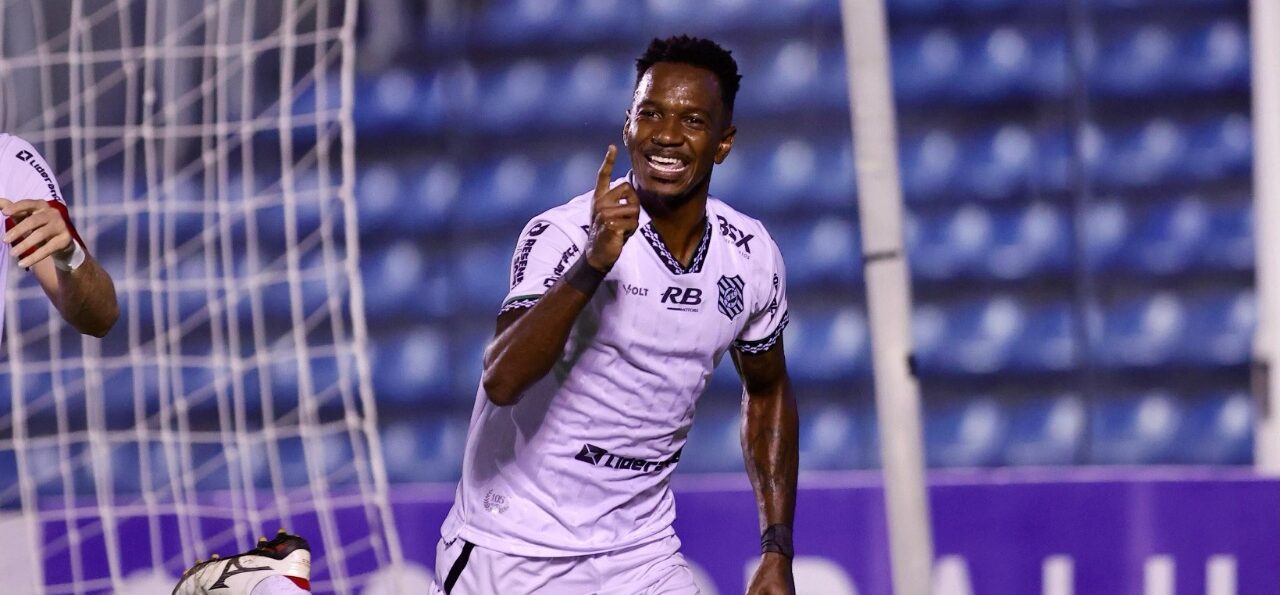 Hyuri marca golaço de bicicleta e garante vitória do Figueirense na Série C