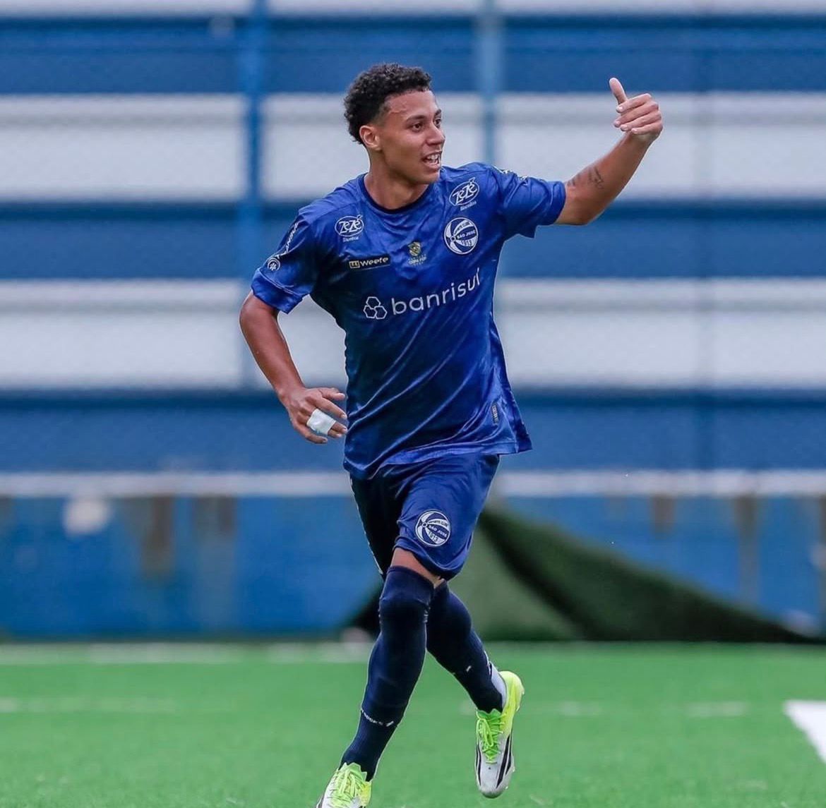 Matheus Sinhorelli marca mais um golaço de falta e segue entre os artilheiros do Gauchão Sub-20