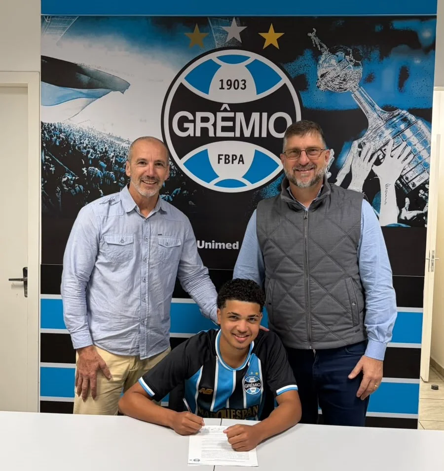 Destaque na base, Calebe assina primeiro contrato profissional com o Grêmio